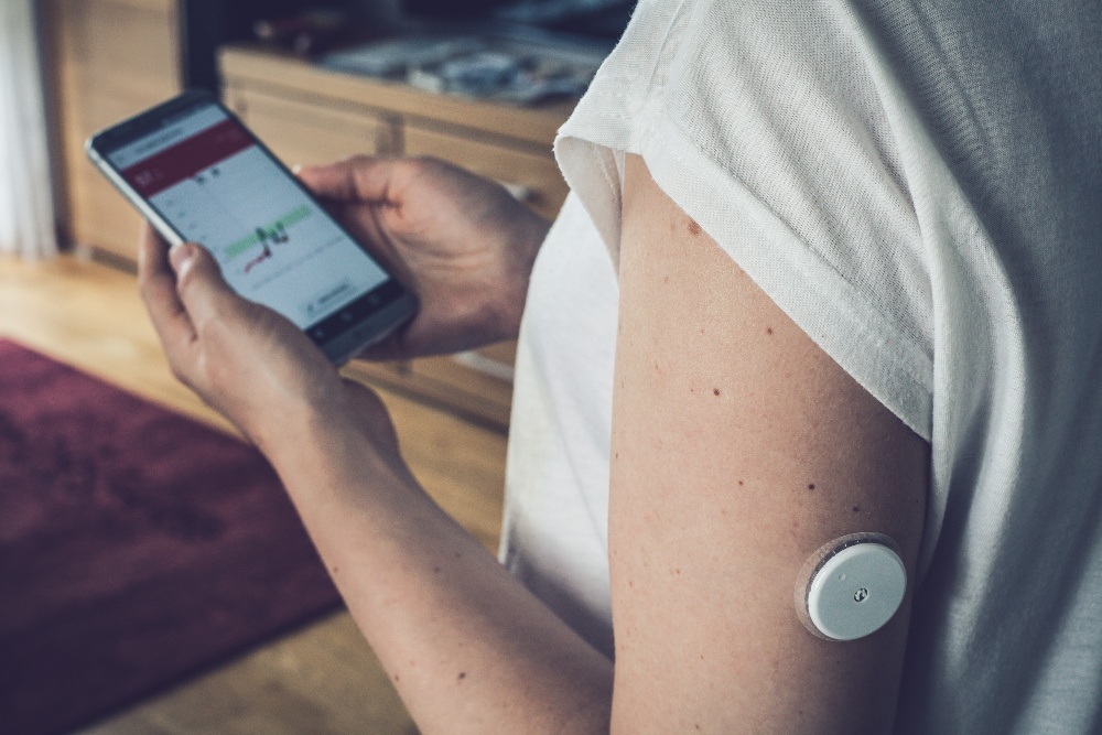 iot wearable medical device - glucose monitoring-1000px